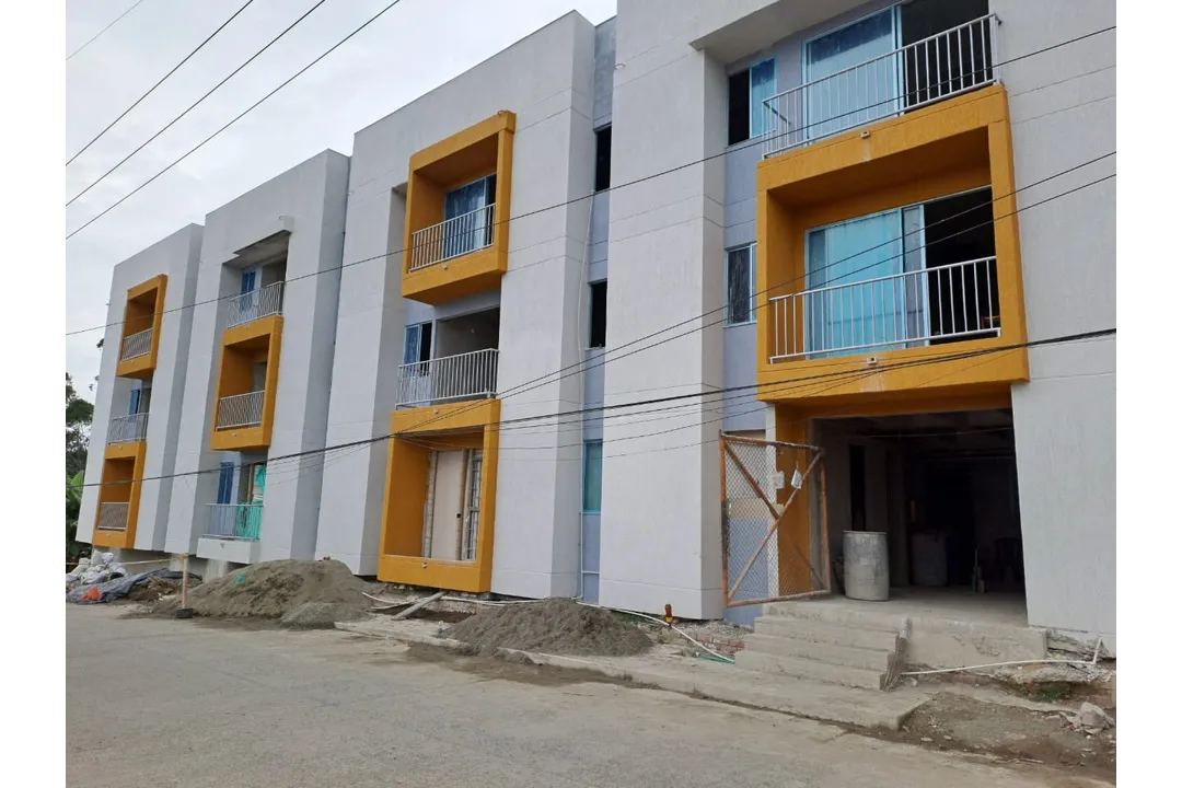 Construcción acceso edificio y zonas verdes